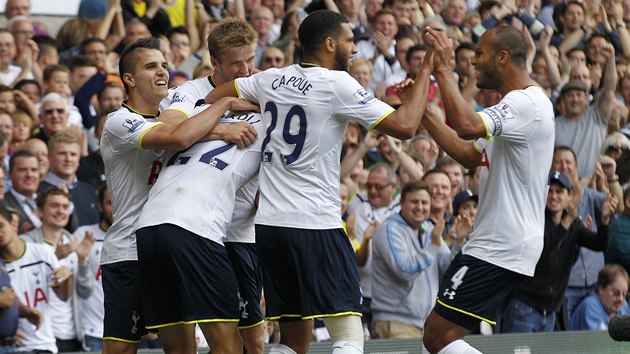 Fotbalist Tottenhamu se raduj z glu. 