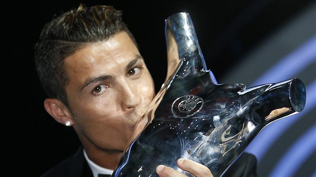 Fotbalový útoník Cristiano Ronaldo z Realu Madrid vyhrál cenu pro nejlepího...