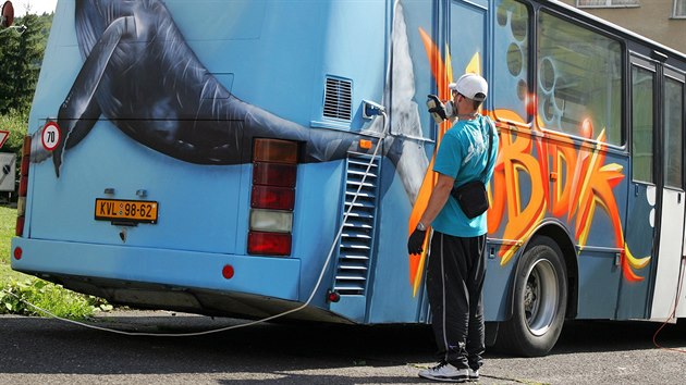 O vzdobu Mobilnho dtskho interaktivnho klubu se postaral street artov umlec Tom Popelka.