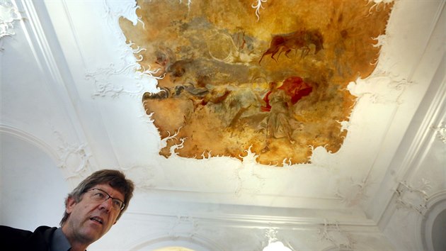 Zstupce majitele hradu Jan Holoubek ukazuje nvtvnkm rokokov sl a restaurovanou stropn fresku Diana na lovu.