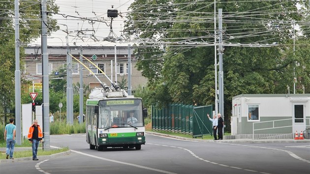 Trolejbus jede do nov vozovny na Karlov.