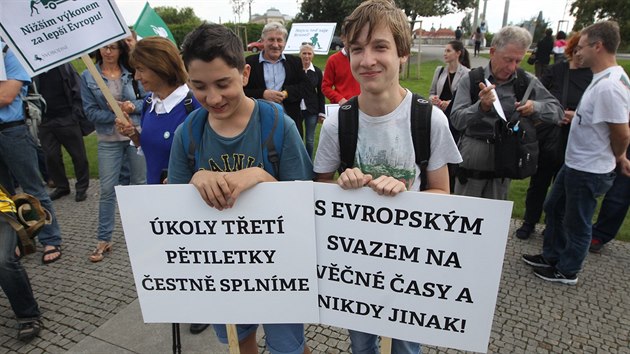 Pznivci Svbodnch se selo na Klrov, aby upozornili na smrnici EU, kter omez maximln pkon vysava. Demonstrativn vysli i vlajku EU.