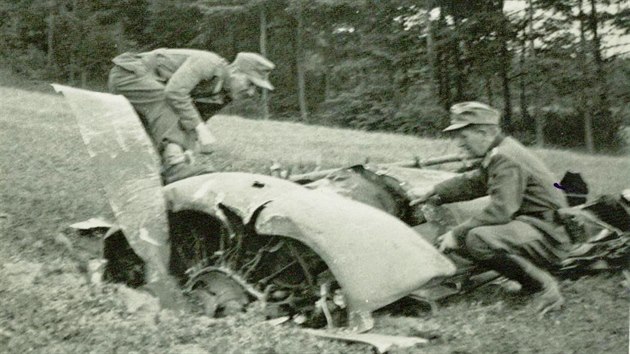 Trosky bombardru B-17, kter byl sestelen u obce anov.