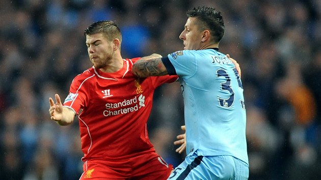 Liverpoolsk Alberto Moreno (vlevo) v souboji se Stevanem Jovetiem z Manchesteru City.