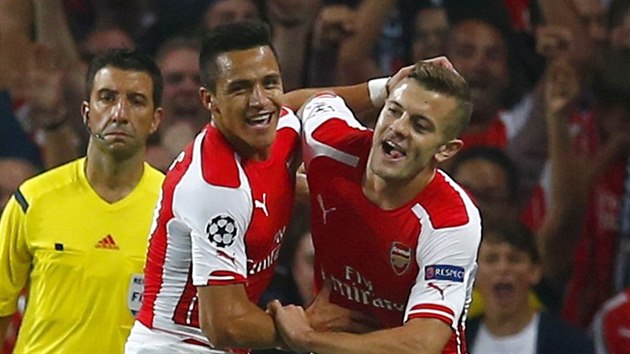 Alexis Sanchez (vlevo) slaví s Jackem Wilsherem postupový gól Arsenalu.