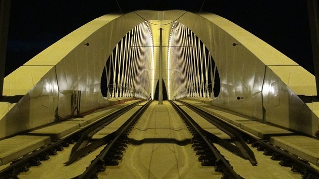 Trojsk most nasvcen pi zatkvac zkouce ve stedu 20. srpna 2014