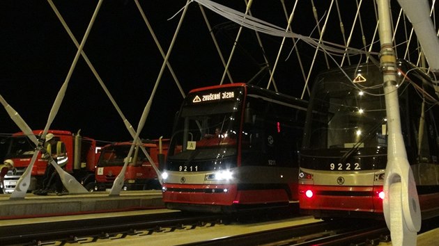 Pi zatkvac zkouce na Trojsk most najelo 24 pln naloench nkladnch aut a tyi tramvaje.