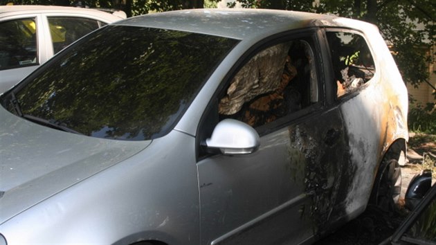 Audi A4 zaparkovan v olomouck Stiborov ulici se stalo clem he, odnesla to vak i dal dv auta zaparkovan vedle.