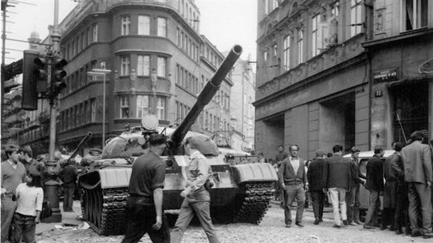 Srpnov invaze pti armd Varavsk smlouvy v Liberci. Na snmku vjd sovtsk tank na dnen Beneovo nmst.