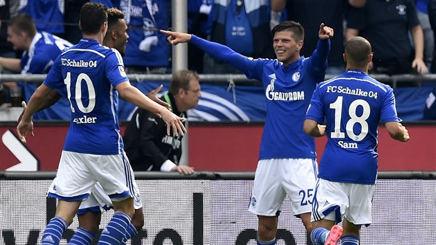 TO JSEM ALE BOREC, CO? Klaas-Jan Huntelaar (druh zprava) ze Schalke oslavuje se spoluhri svou trefu proti Hannoveru.