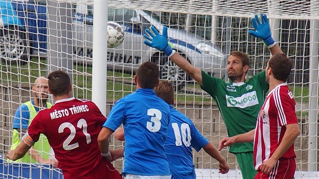 Kapitn Tince Benjamin Vomka (s slem 21) stl hlavou vyrovnvac gl na 1:1 v utkn na hiti st nad Labem.