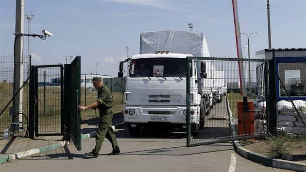 Rusk humanitrn konvoj pekroil ukrajinsk hranice (Izvaryne, 22. srpna 2014).