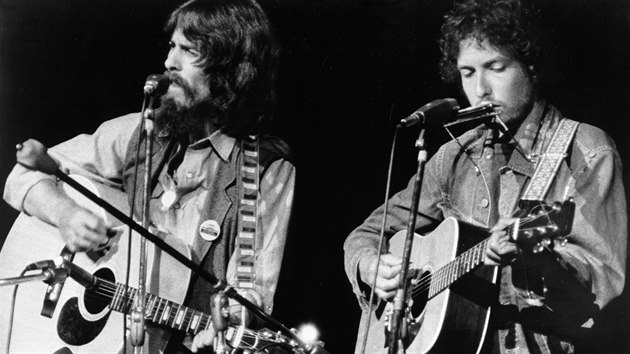 Harrison a Dylan na Koncert pro Banglad v roce 1971. S Dylanem si nejen zahrl, ale sloili spolu i pr psn.