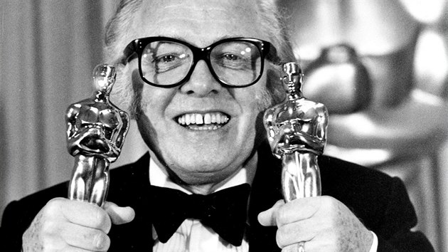 Richard Attenborough zskal v roce 1983 dva Oscary za film Gndh.