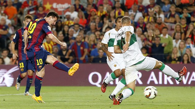 PRVN GL SEZONY. Barcelonsk tonk Lionel Messi skruje do brny Elche.
