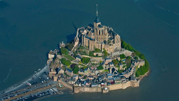 Mont Saint Michel je ulov 80 metr vysok plivov ostrov, pesnji poloostrov. S pevninou je od roku 1879 spojen nspem. 