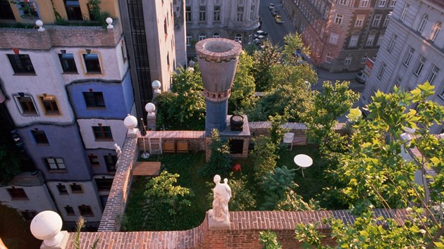 Sten zahrada na bytovm dom, kter navrhl rakousk vestrann umlec a architekt Friedrich Hundertwasser. 