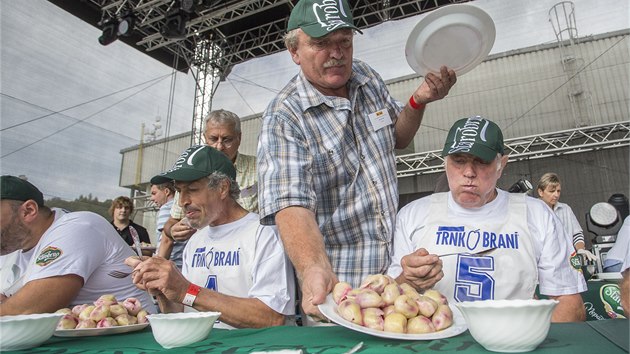 Tradin sout v pojdn vestkovch knedlk u neodmysliteln pat k vizovickmu hudebnmu festivalu Trnkobran (23. 8. 2014).