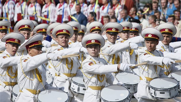 V Kyjev se sklav nezvislost a armda uspodala mohutnou vojenskou pehldku (24. 8. 2014).
