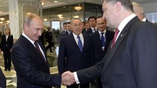 Ukrajinský prezident Petro Poroenko a jeho ruský protjek Vladimir Putin na...