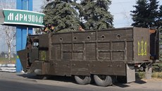 Opancéovaný náklaák ukrajinské armády u Mariupolu (28. srpna 2014)