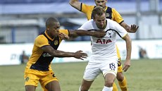 Harry Kane (vpravo) z Tottenhamu se dere přes Papadopoulose z týmu AEL Limassol.