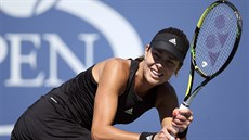 Srbská tenistka Ana Ivanoviová hraje ve 2. kole US Open proti Karolín...