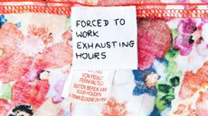 Nápis "Jsme nuceni pracovat do vyerpání" nala zákaznice etzce Primark v...