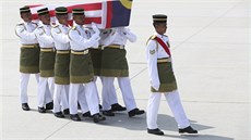Vojáci nesou rakev s obtí letu MH17 (22. srpna 2014).