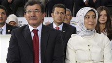 Budoucí premiér Turecka Ahmet Davutoglu s manelkou Sarou na sjezdu AKP (27....
