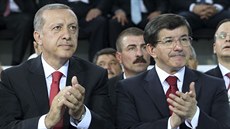 Na kongresu turecké vládní strany AKP zleva nový prezident Erdogan a premiér...