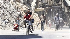 Poničené domy na předměstí Damašku (25. srpna 2014)