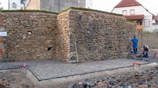 O p�esném stá�í hradeb se zatím historici dohadují, patrn� pocházejí z doby...