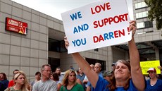 Policista z kauzy Ferguson má i své fanou�ky.