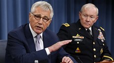 Ministr obrany USA Chuck Hagel a �éf sboru ná�elník� �táb� americké armády...
