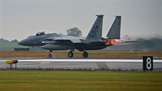 Letoun F-15 amerických vzduných sil startuje ze základny Lakenheath na cestu...