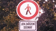 Dopravní znaka, která od srpna 2014 zakazuje vozítkm segway vjezd na Kampu