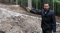 Zden�k �ernoch ukazuje na jednu z klopených zatá�ek Beskydských trail�. Domnívá...