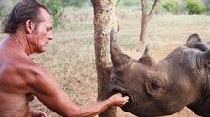 Tony Fitzjohn vede v národním parku Mkomazi v Tanzanii nosorožčí stanici.