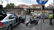 V praské ulici Vnislavova motorká havaroval (22. srpna 2014).