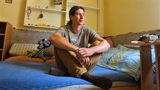 Dan Le�tina pat�í ke komunit�, která cestuje za pomoci Couchsurfingu. Její...