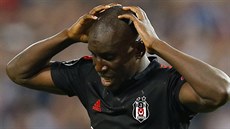 Senegalský úto�ník Demba Ba z Besiktase si drbe hlavu poté, co v kvalifikaci...