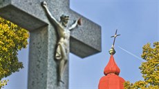 Na kostele v Litoho�i se nebezpe�n� naklání velký �elezný k�í�.