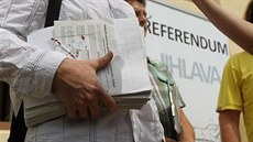 K prvnímu p�edání petice s návrhem referenda a podpisovými archy na radnici...