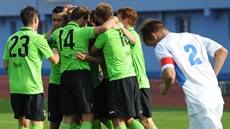 Fotbalisté Mostu slaví gól, kapitán Ústí nad Labem Jan Martykán smutní.