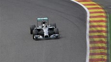 VÝJEZD ZE ZATÁČKY. Lewis Hamilton na okruhu v belgickém Spa. 