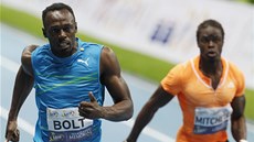 Jamajský sprinter Usain Bolt s náskokem vít�zí na stovce na mítinku ve Var�av�. 