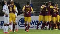 Hrái Dukly se radují z  gólu Tomáe Bergra.