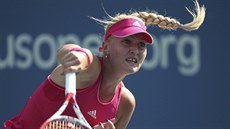Francouzská tenistka Kristina Mladenovicová v souboji 1. kola US Open s Petrou...