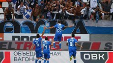 Fotbalisté kyperského Apollonu Limassol se radují s fanou�ky z postupu p�es...
